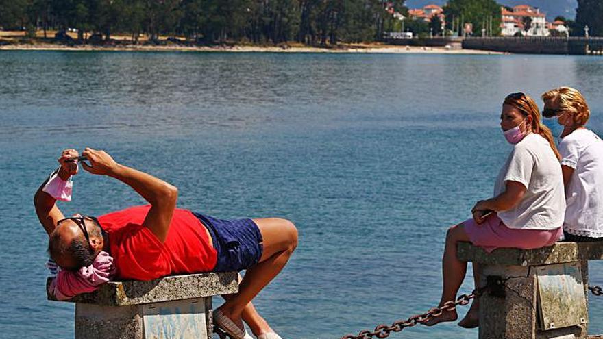  Con el mercurio en unos treinta grados centígrados, el objetivo que se marcaron la mayoría de los arousanos y sus visitantes durante todo el finde era alcanzar el mar. Daba igual si era para darse un chapuzón, pasear por la orilla o tumbarse en cualquier lugar cercano al agua. Lo importante era sentir la brisa marina a toda costa.