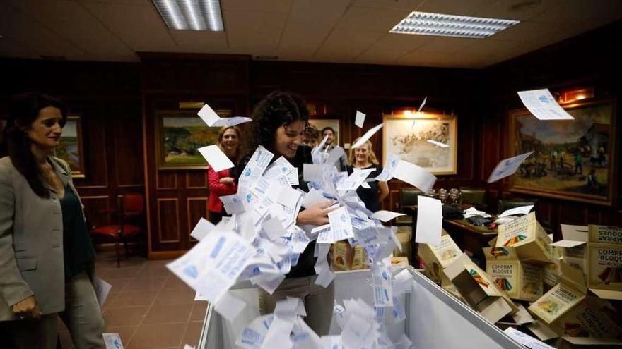 Marta Manero coge al vuelo la papeleta ganadora del viaje a Benidorm, ayer en Caja Rural.