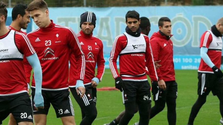 Augusto Fernández, quinto por la izquierda, durante el entrenamiento que el Celta celebró ayer en A Madroa. // Ricardo Grobas