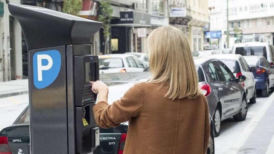 Una usuaria de la ORA utiliza uno de los nuevos parquímetros instalados en la ciudad.