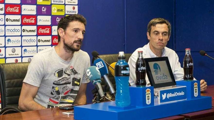 El exdeportivista Toché, junto a Carmelo del Pozo, en su presentación con el Oviedo.