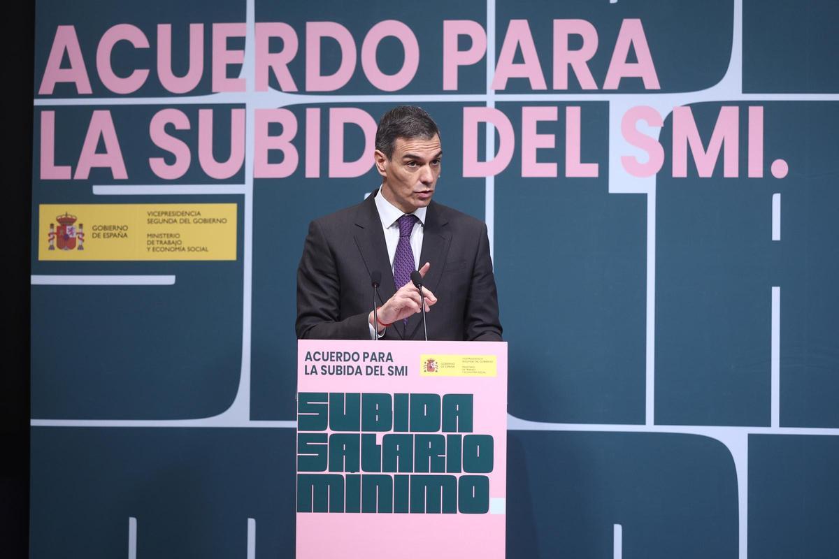 El presidente del Gobierno, Pedro Sánchez, interviene durante el acto de la firma del acuerdo para la subida del salario mínimo interprofesional (SMI) para 2026, en la sede del Ministerio de Trabajo