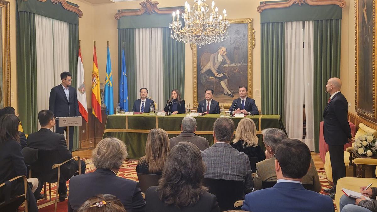 Firma del acuerdo del Ayuntamiento de Gijón con Yantai en 2023.