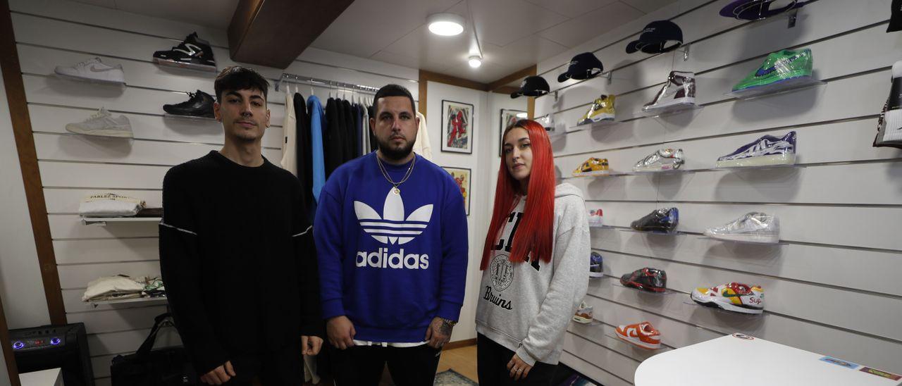 Los socios de Classics Sneaker en su tienda delante del mercado da Pedra