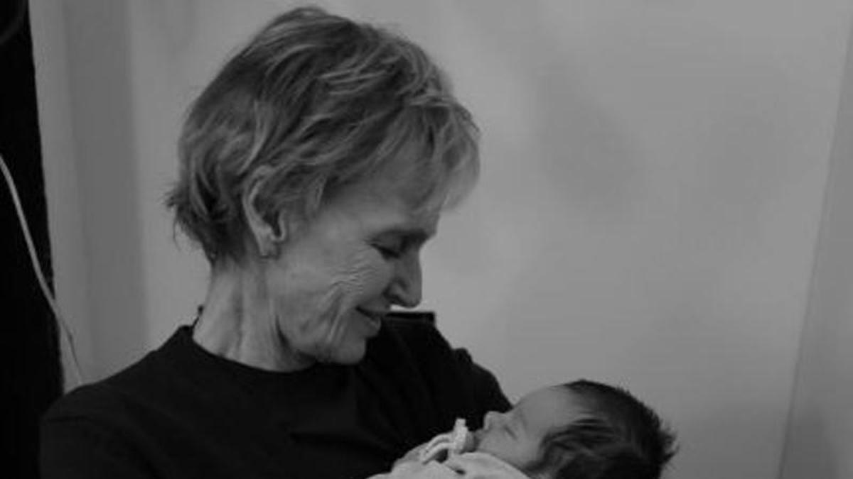 Siri Hustvedt, con su nieto en brazos en una fotografía publicada en su Instagram