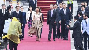 El presidente sirio, Bashar Al Asad, y su esposa, a su llegada a la ciudad china de Hangzhou.