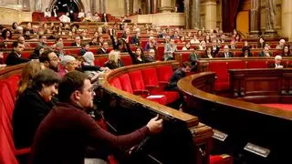 El error de dos diputados del PSC hace prosperar una iniciativa en contra del Hard Rock