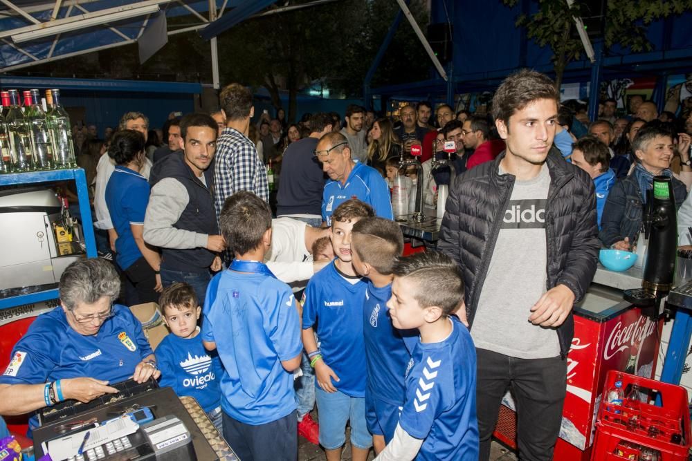 Jugadores del Real Oviedo visitan el chiringuito de la APARO en San Mateo