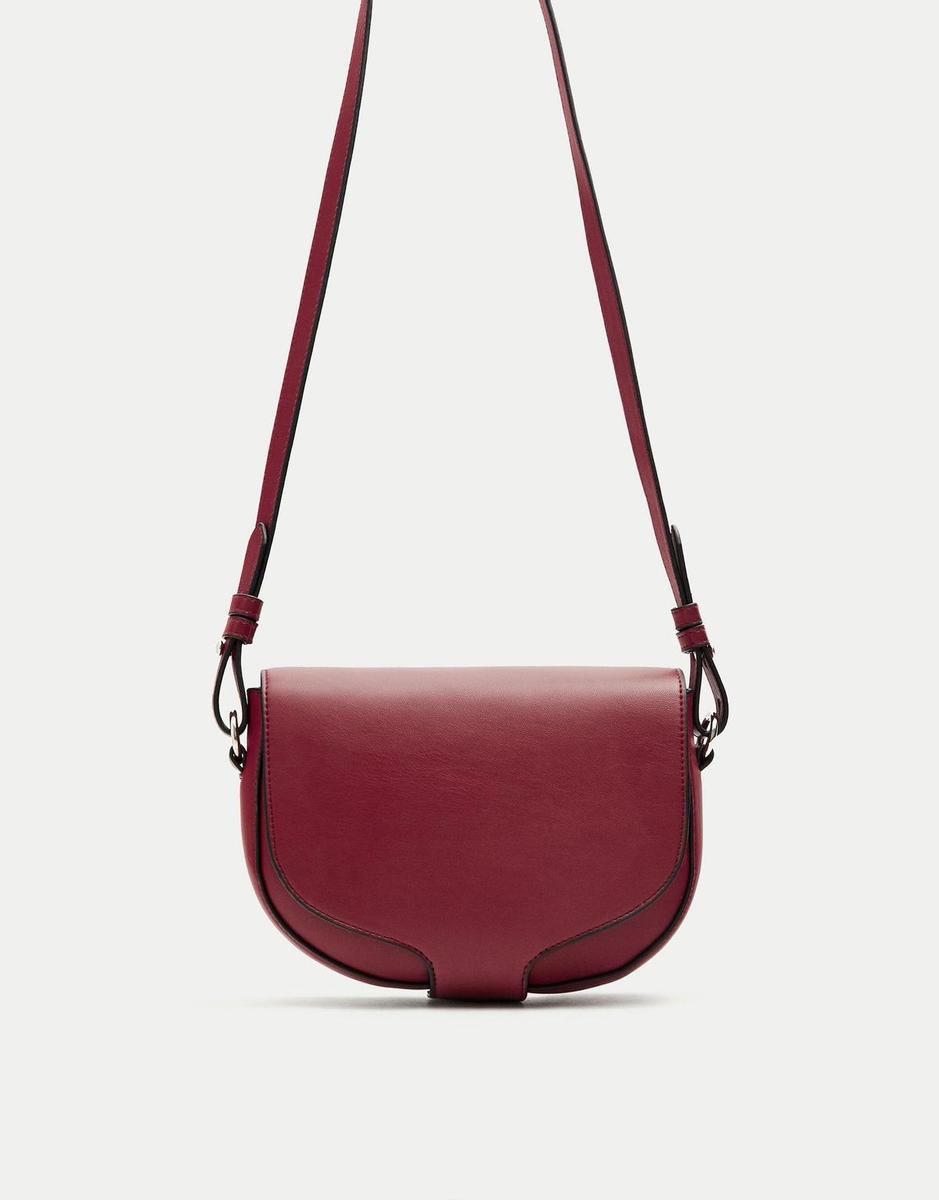 Bolso bandolera burdeos de Pull &amp; Bear (Precio: 9,99 euros)