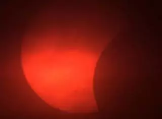 Un eclipse celestial: así se vio desde la torre de la iglesia gótica de Sant Bertomeu de Xàbia