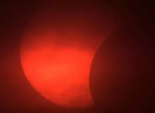 Un eclipse celestial: así se vio desde la torre de la iglesia gótica de Sant Bertomeu de Xàbia