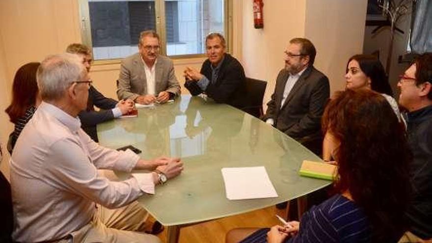 El candidato del PP se reunió con empresarios de Aempe. // R.V.
