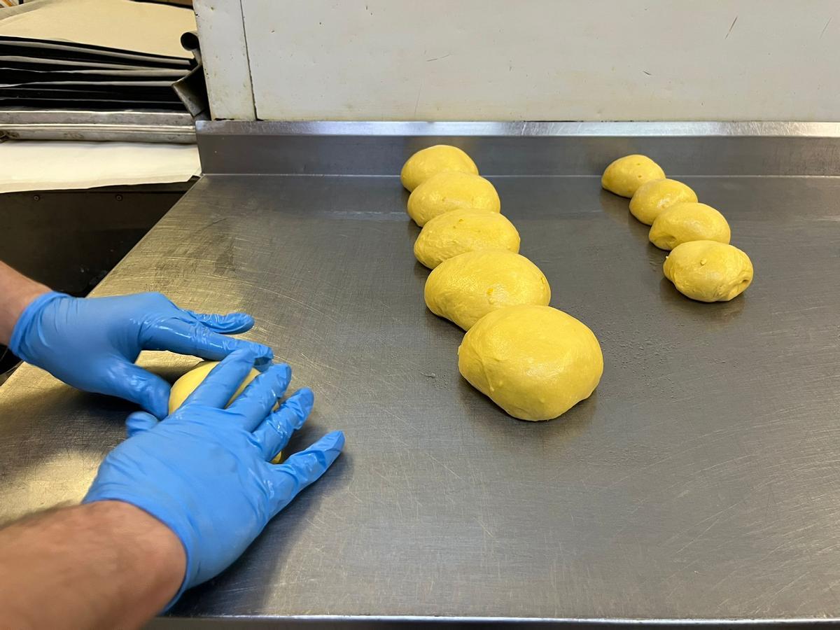 Así se hace un roscón de Reyes artesanal en Madrid: el paso a paso en el obrador de Viena Azul