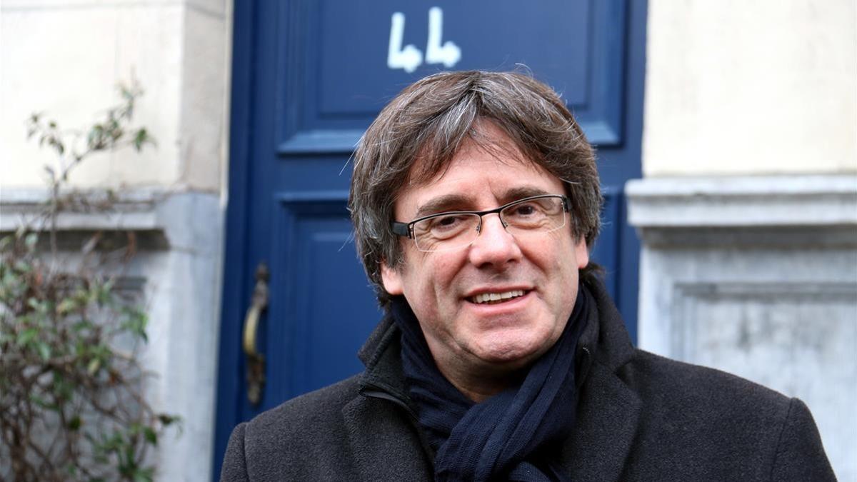 Carles Puigdemont frente a la casa donde vivió Francesc Macià durante su exilio.