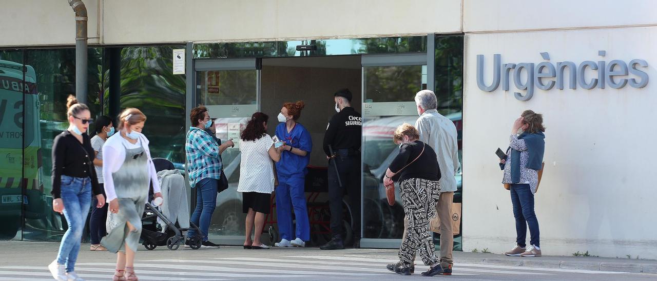 Usuarios en la puerta de Urgencias del hospital La Fe.