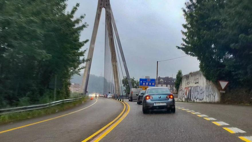 Atención conductores: retenciones en las horas punta en el puente atirantado de Sama del Corredor del Nalón por las obras