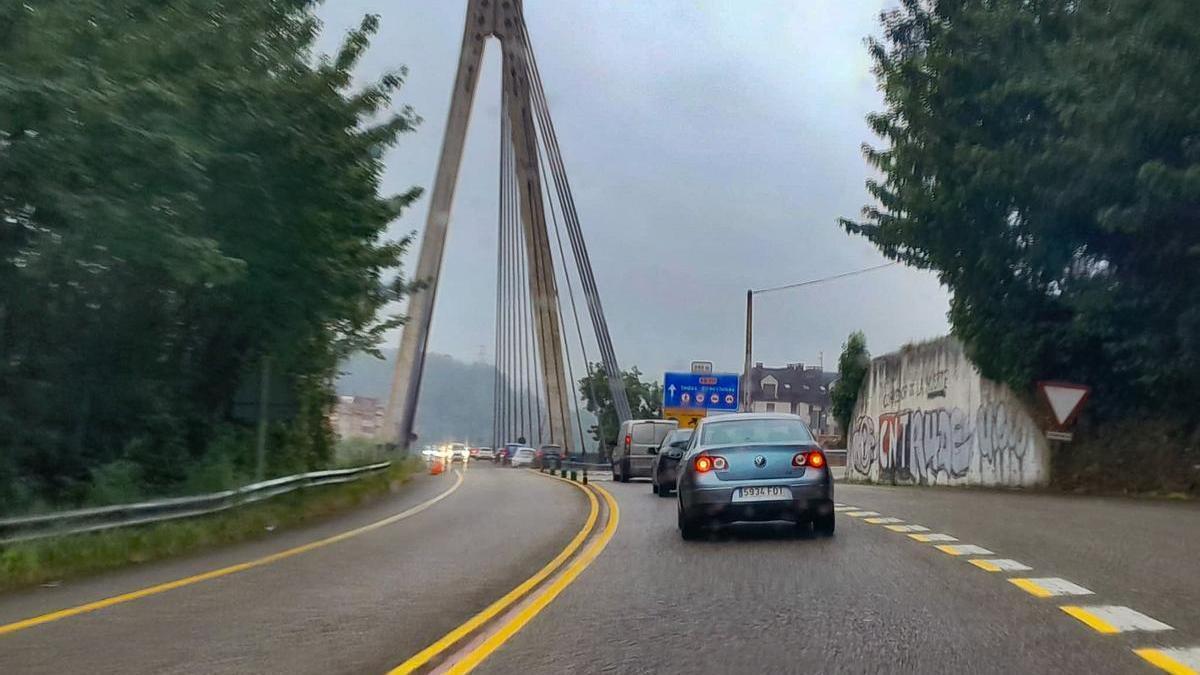 Tráfico lento, durante la mañana, en el acceso al puente atirantado de Sama, en el Corredor del Nalón.