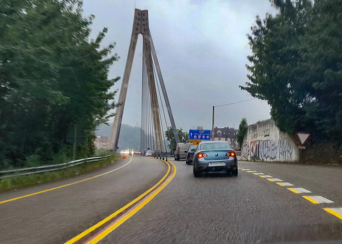 Tráfico lento, durante la mañana, en el acceso al puente atirantado de Sama, en el Corredor del Nalón.