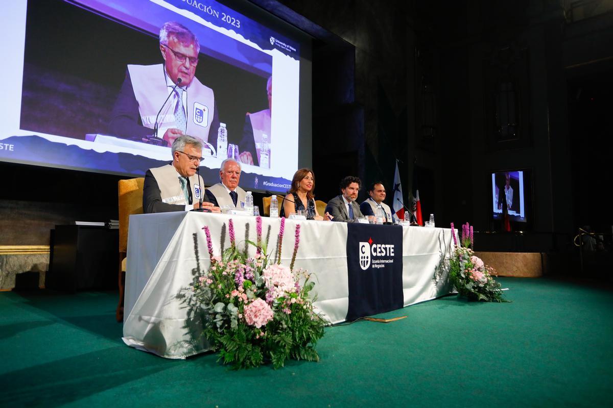 Acto de graduación de estudiantes de CESTE, escuela de negocios internacional de Zaragoza.