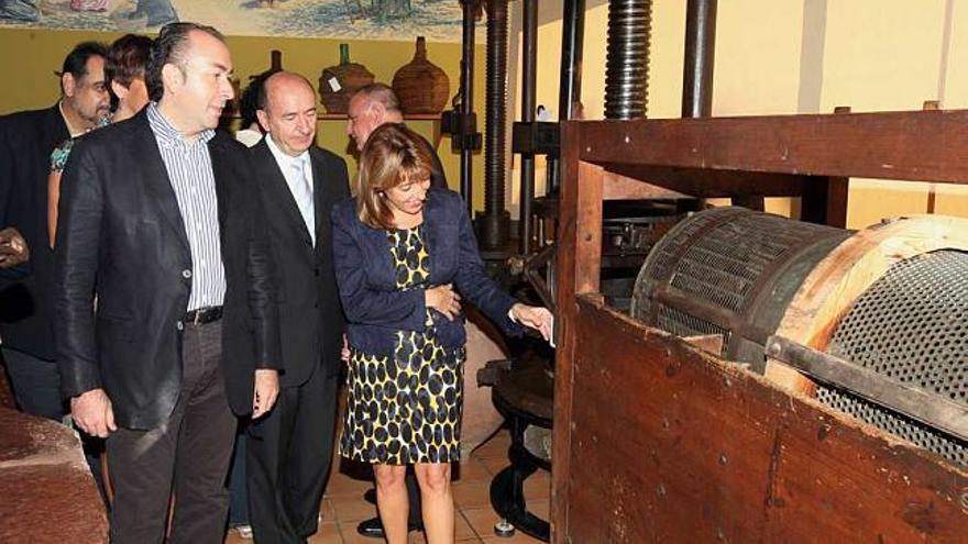 La consellera de Cultura, Trinidad Miró, visitó ayer el Museo de Puçol junto al alcalde, Alejandro Soler