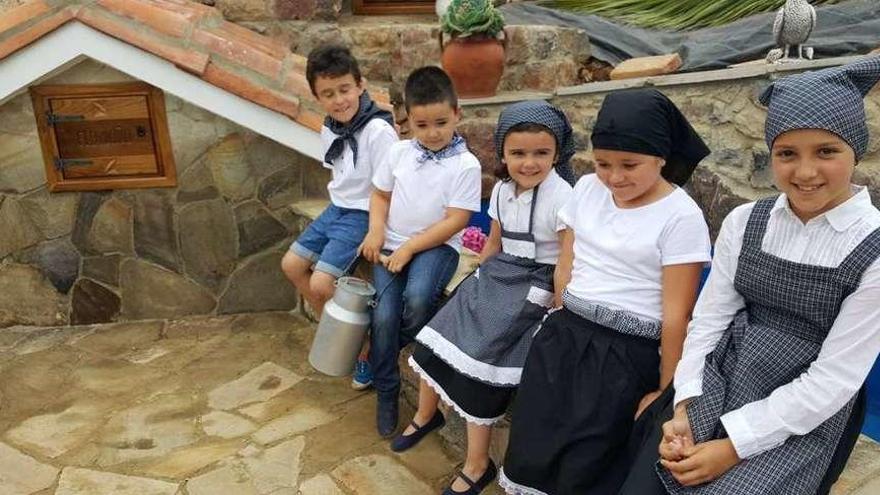 Niños de Cardo en la fuente El Ordoño. A la izquierda, lavadero y fuente del Calandro.