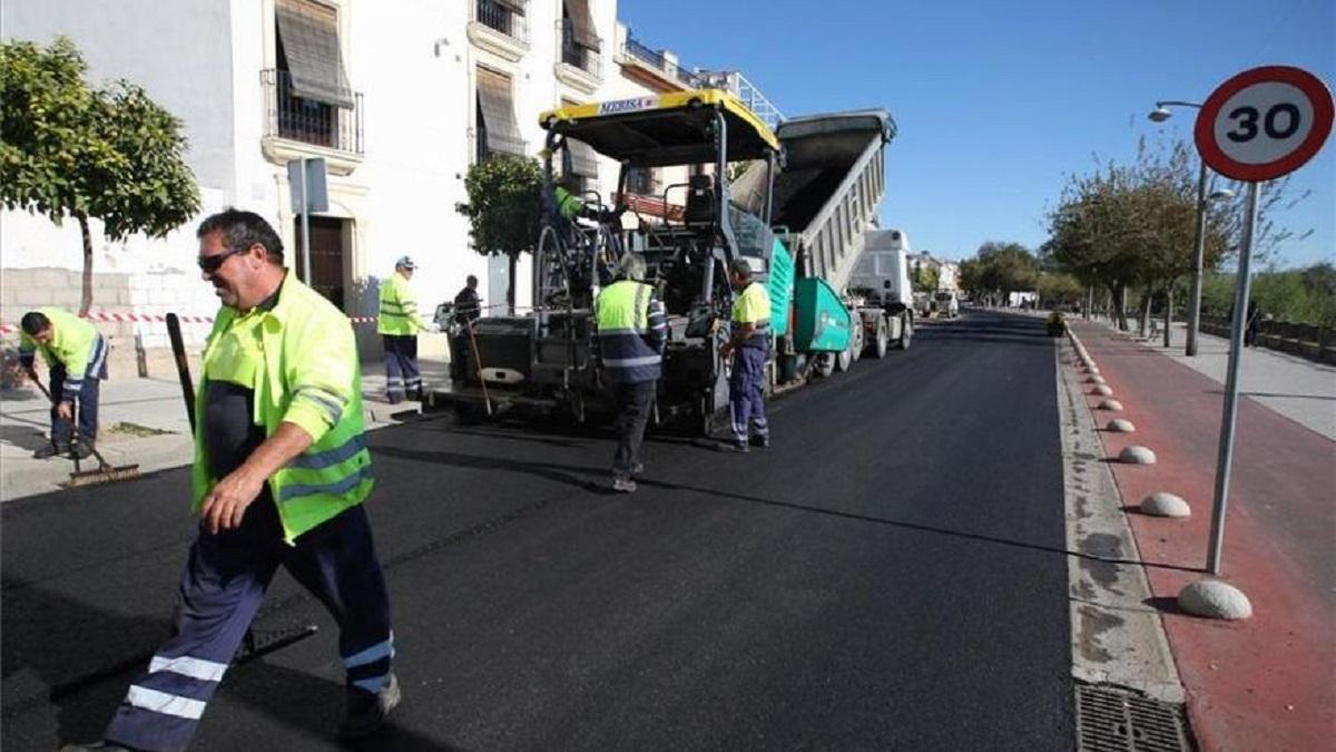 Operarios en plena ejecución de uno de los planes asfalto en Córdoba.