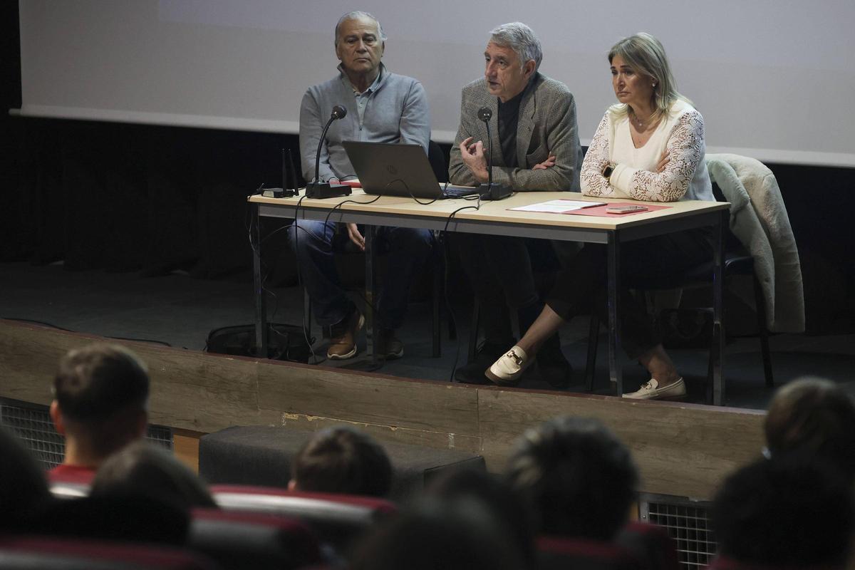 La madre de Marta Calvo imparte charlas al alumnado de ESO y Bachillerato para concienciarles sobre la utilidad de la geolocalización