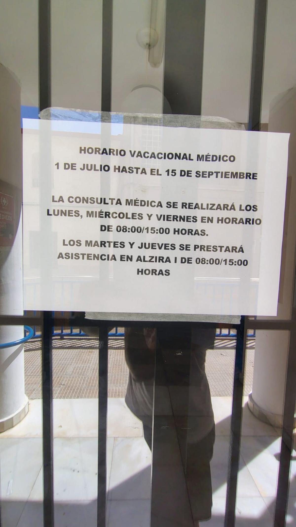 Cartel que anuncia los nuevos horarios del consultorio durante el verano.