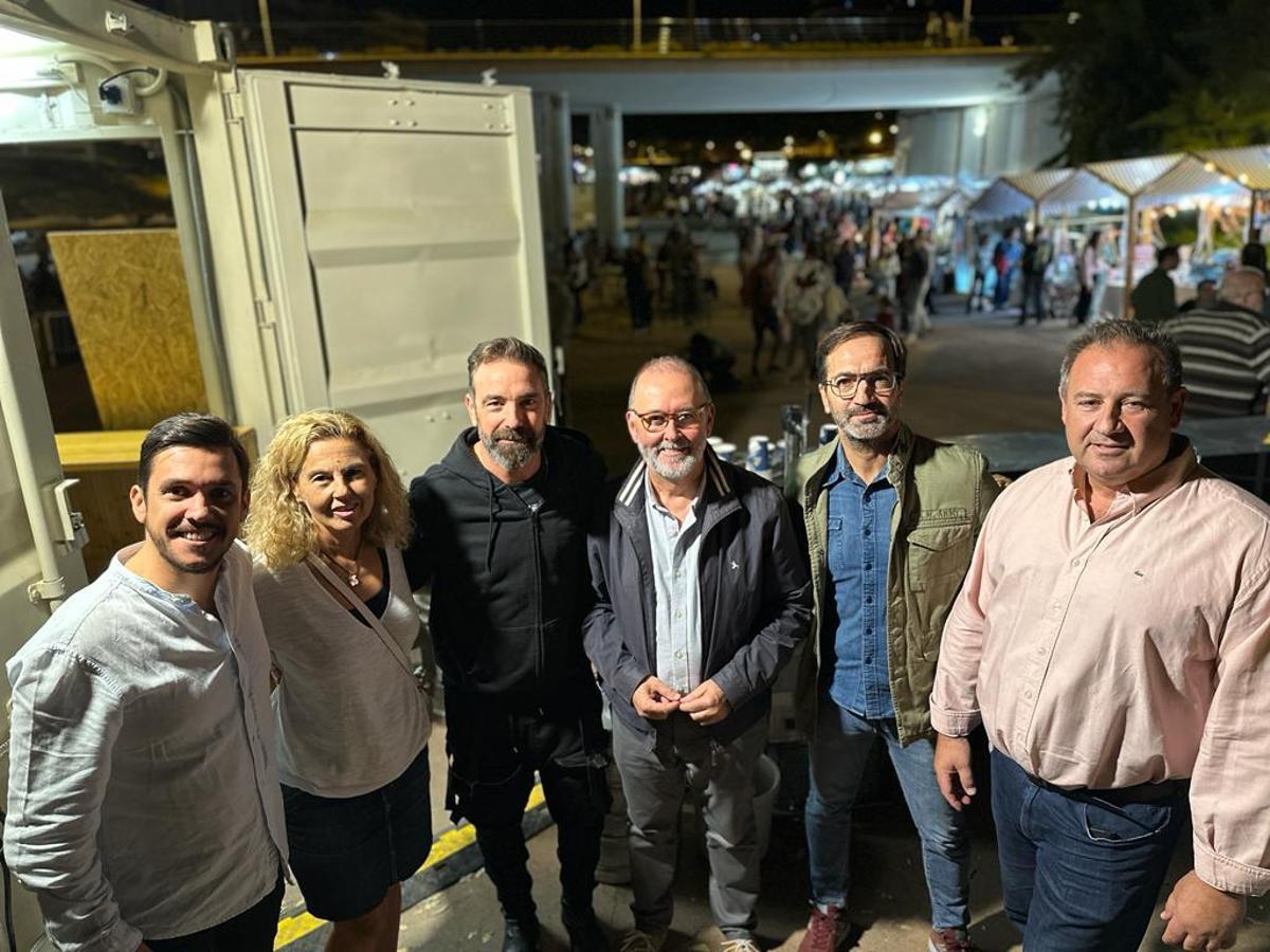 Miembros de la corporación municipal, junto al cantante de OBK Jordi Sánchez