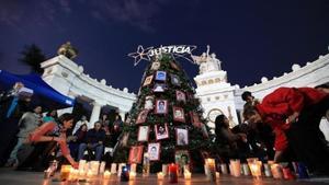 Árbol navideño en homenaje a los 43 estudiantes de Ayotzinapa, en el Hemiciclo a Juárez, en México.