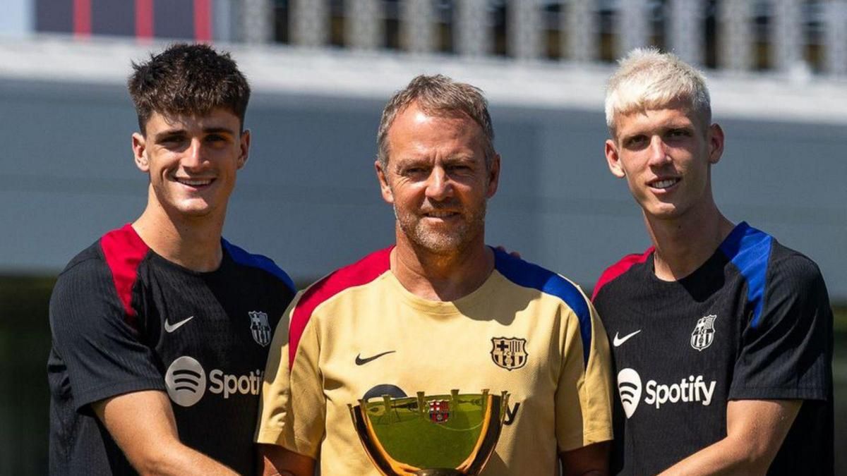 Pau Víctor, Flick i Olmo, a l’agost amb el trofeu Joan Gamper. | FC BARCELONA