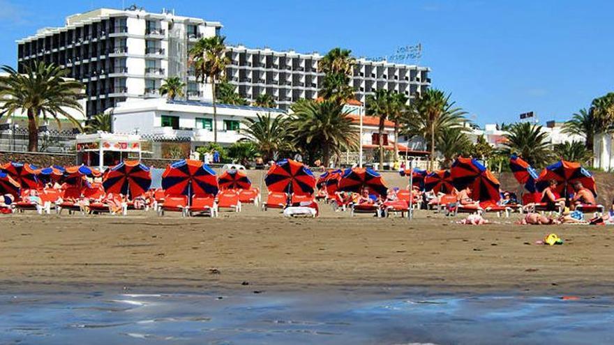 Archivo - Hotel en una playa en Gran Canaria.