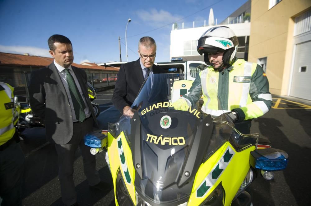 El delegado del Gobierno, Santiago Villanueva, ha asistido al acto de presentación celebrado en el sector de Tráfico de la Guardia Civil, en Oleiros.