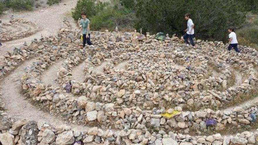 Acumulación circular de piedras en lo alto de sa Pedrera para la que, incluso, se ha usado material de paredes secas.