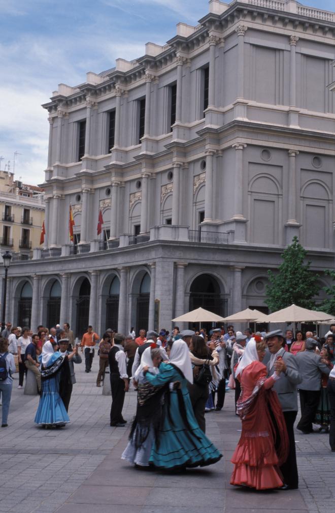 Parejas de chulapos bailando el chotis frente al Palacio Real de Madrid