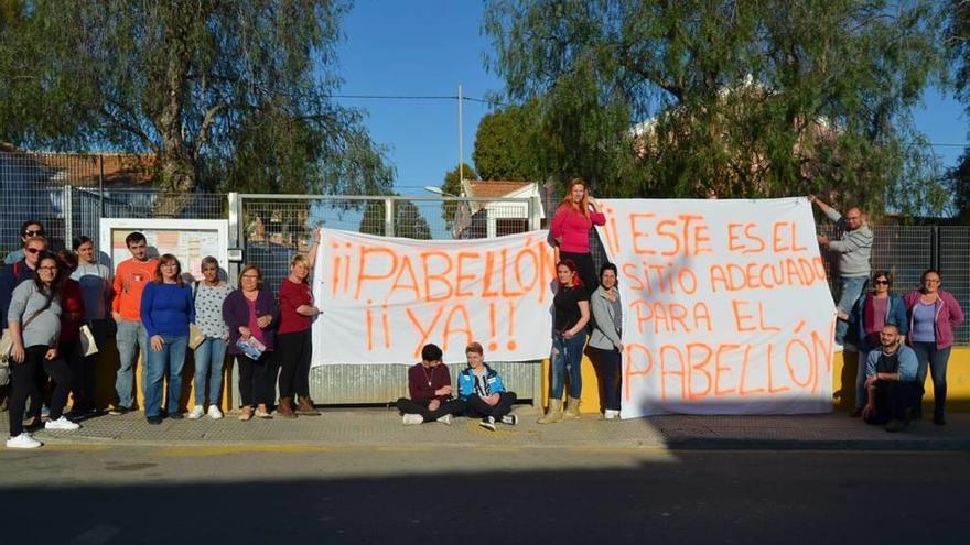 Miembros del AMPA del colegio San Ginés de la Jara de El Llano del Beal se manifiestan.