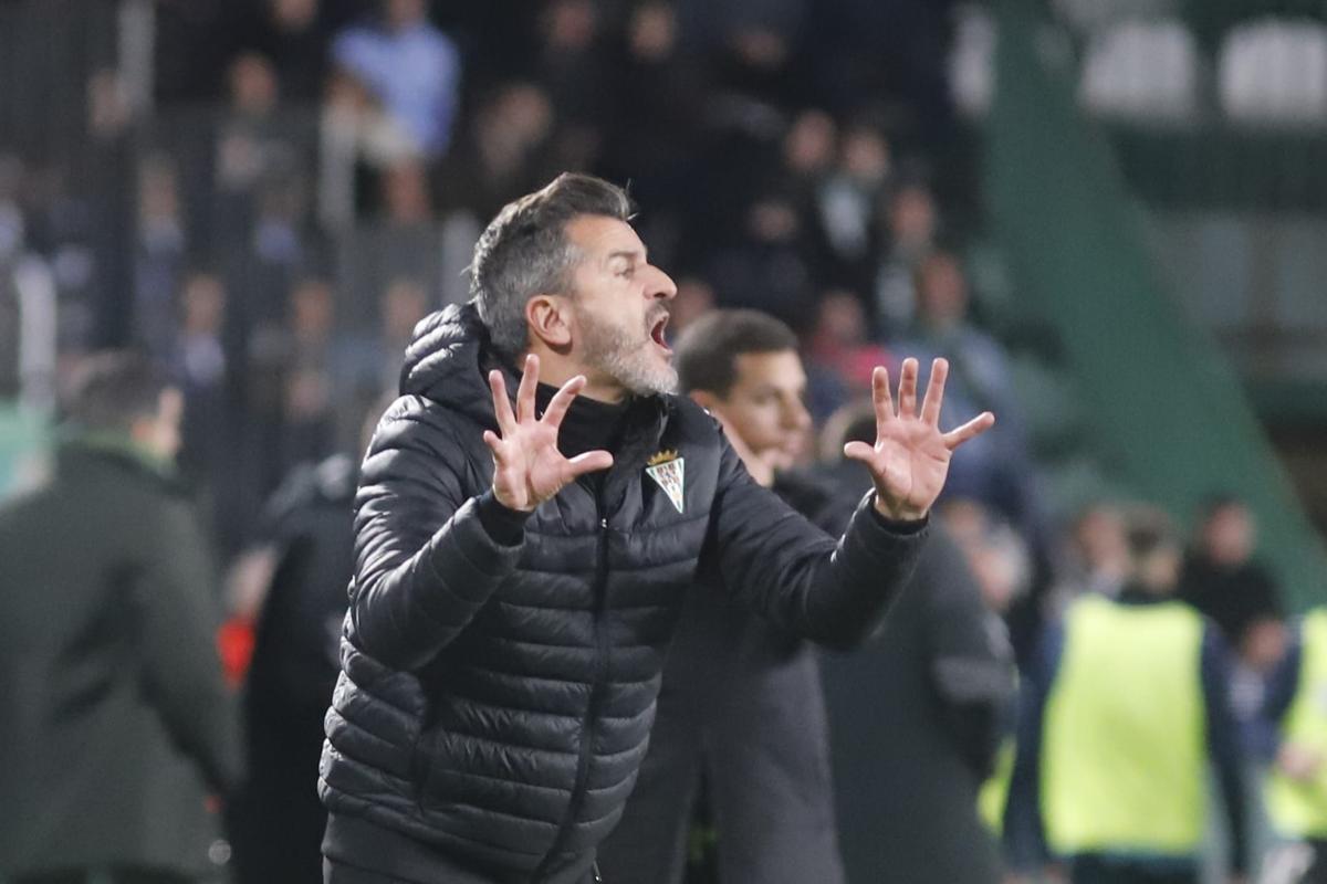 Iván Ania, durante el partido ante el Málaga en El Arcángel.