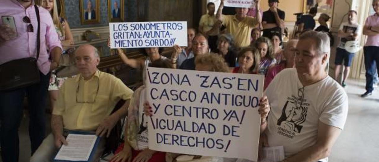 Los vecinos mostraron pancartas de desaprobación por la gestión del ruido del Ayuntamiento.