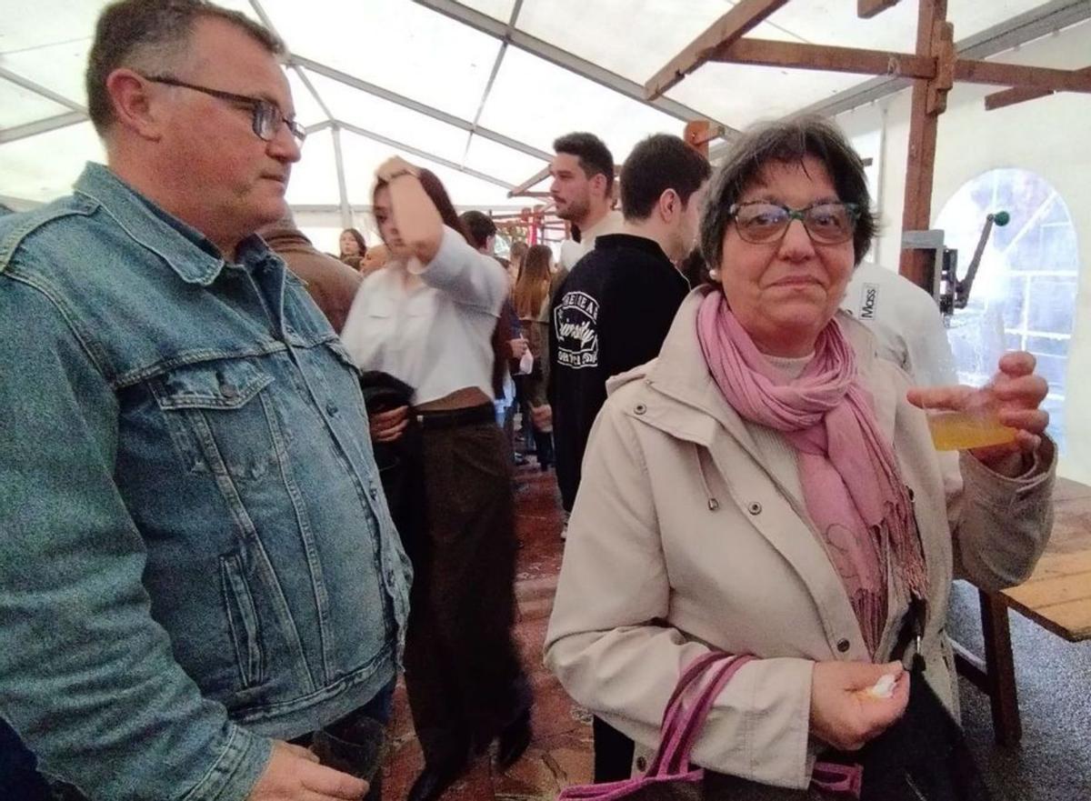 Gloria Montes, bebiendo un culete.