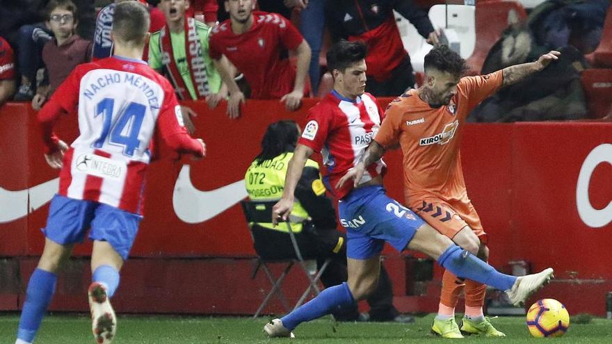 Cristian Salvador pelea un balón con Rubén García.