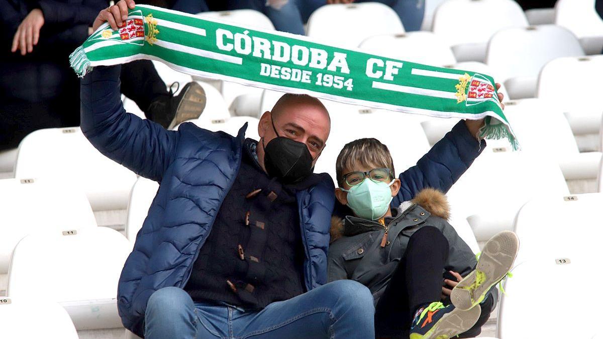 Aficionados cordobesistas en la grada de El Arcángel.