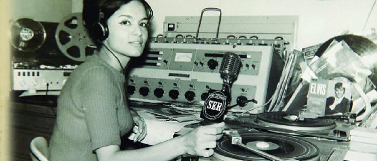 Una jovencísima y preciosa Mara González, en sus inicios delante de un micrófono de su querida ´Cadena Ser´.