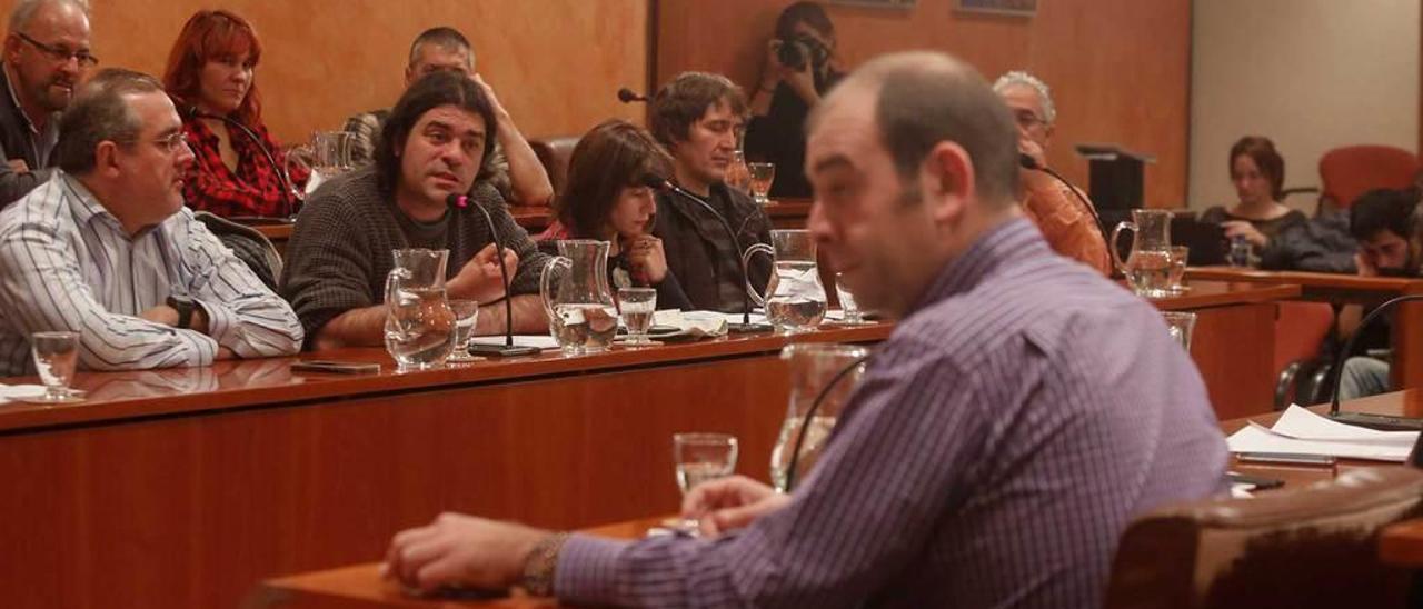 Luis Ramón Fernández Huerga, en primer término, con David Salcines enfrente, durante una intervención en el Pleno del pasado jueves en el Ayuntamiento de Avilés.