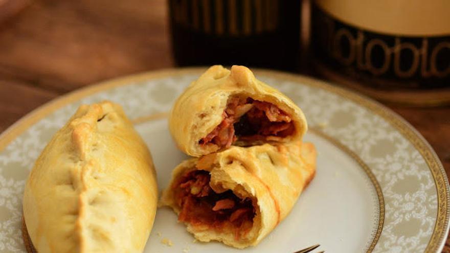 Empanadillas de berenjenas, codillo y ciruelas