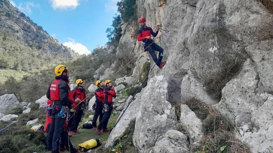 VÍDEO | Los Bombers de Mallorca entrenan los rescates de montaña en Tossals Verds