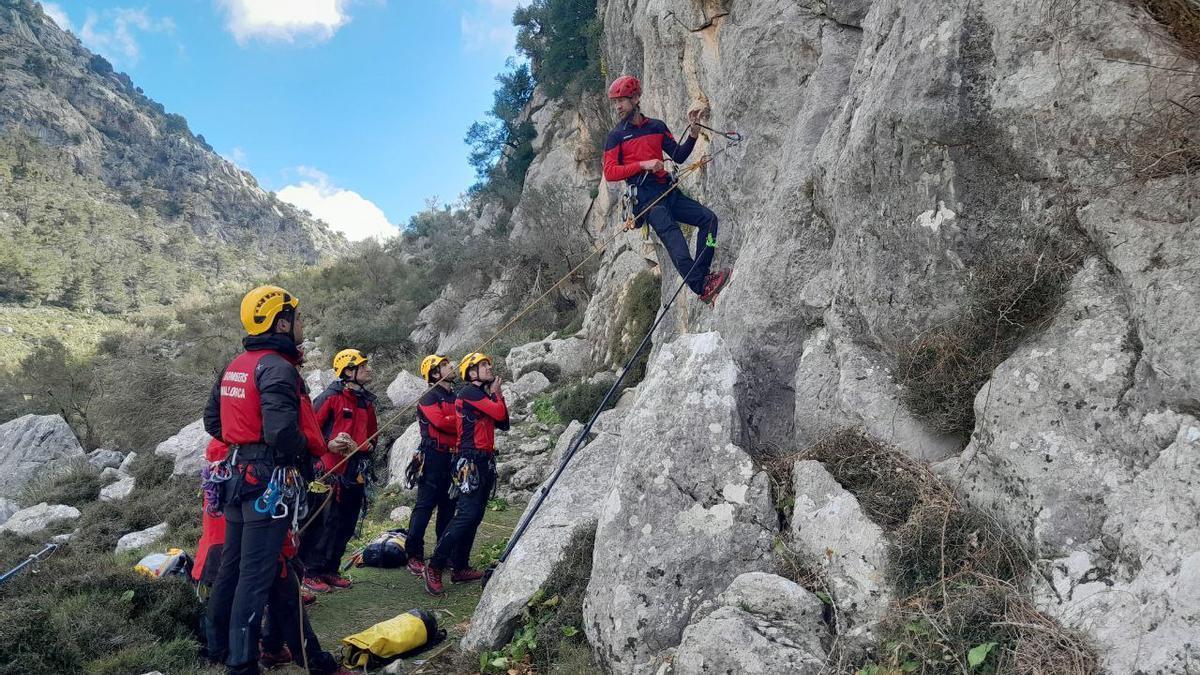 VÍDEO | Los Bombers de Mallorca entrenan los rescates de montaña en Tossals Verds