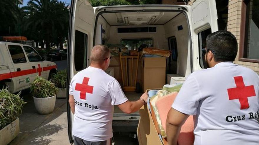 El hotel Alcántara entrega mantas a Cruz Roja
