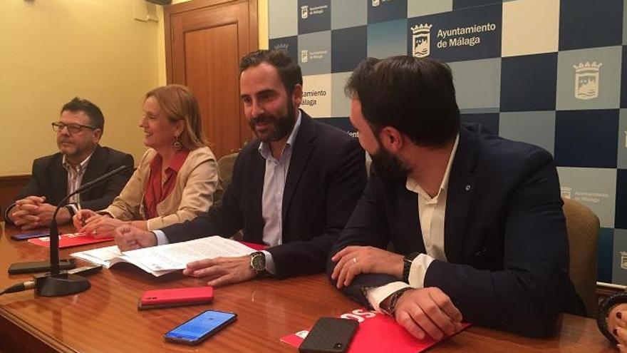 Daniel Pérez, junto a algunos de los concejales del PSOE.