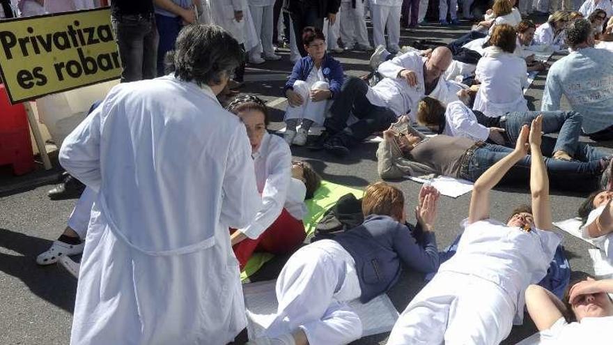 Protesta de los trabajadores del Chuac por el cierre de camas.