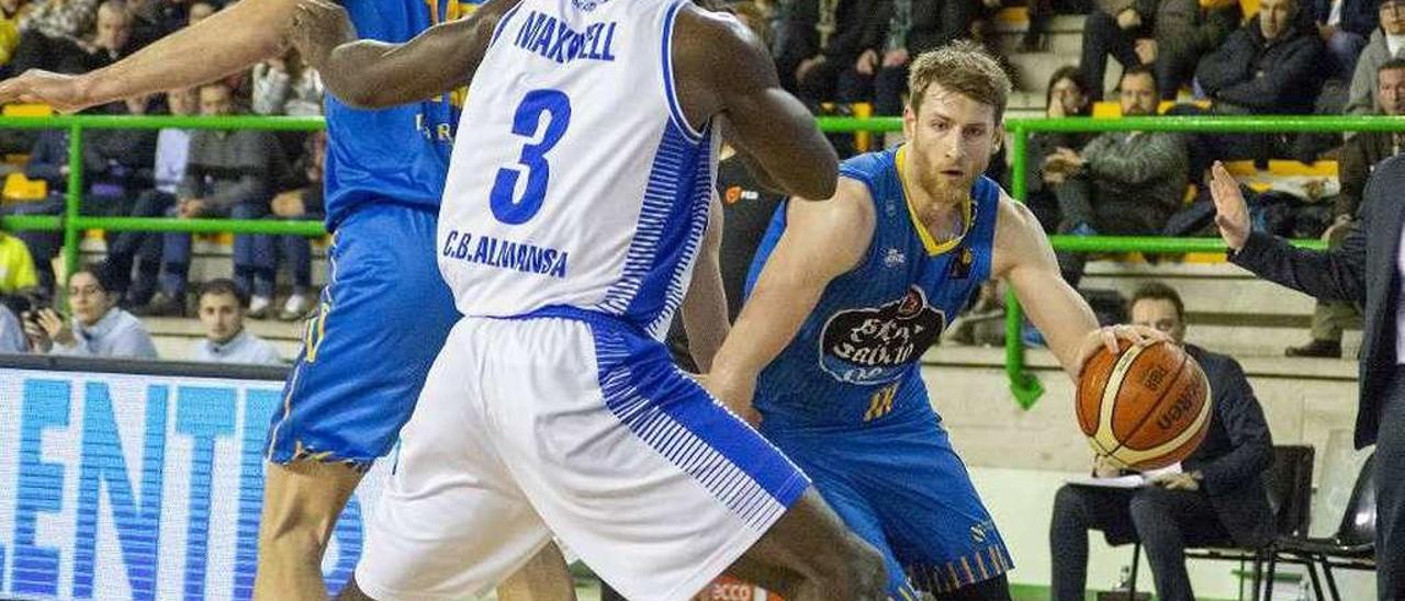 El canadiense Connor Wood encara a Maxwell, durante el partido entre COB y Almansa. // Carlos Peteiro